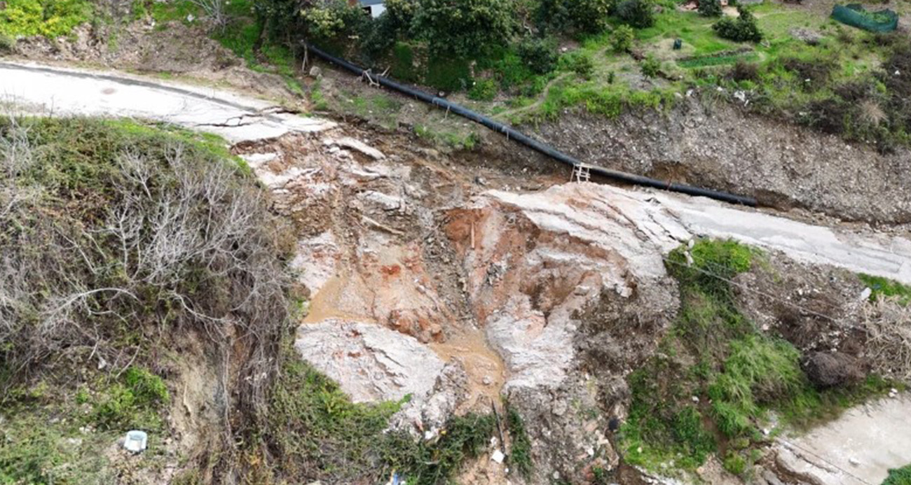 Alanya’da Sağanak Yağışların Ardından Mahallelerde Çatlaklar ve Göçükler Meydana Geldi