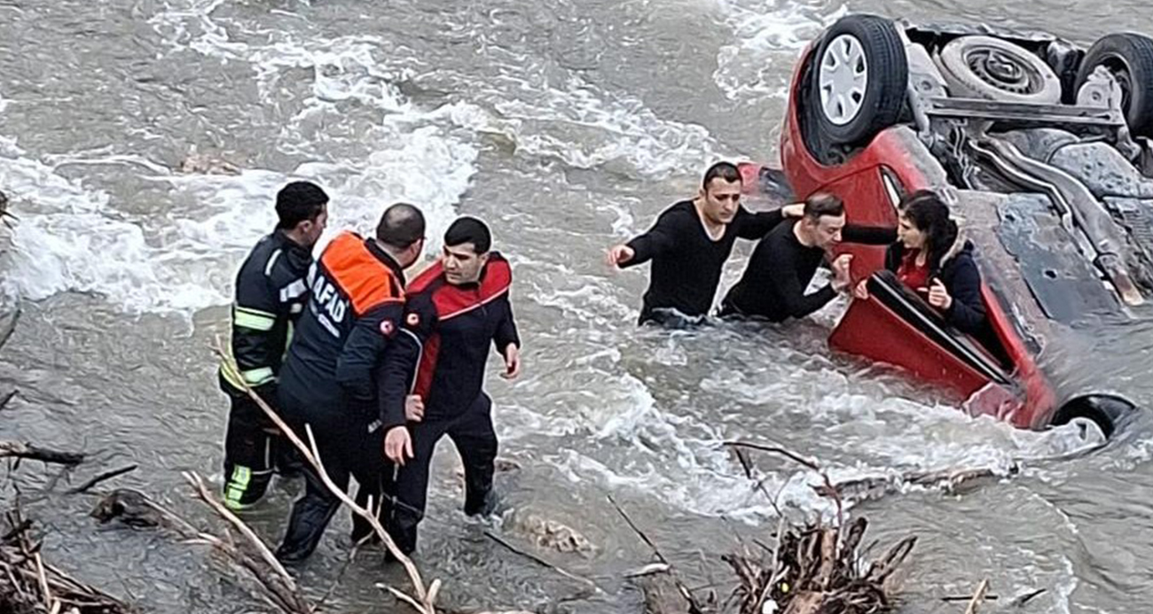 Amasya’da Korkunç Kaza: Köprüden Nehre Uçan Otomobilde Anne ve Kızı Kurtarıldı