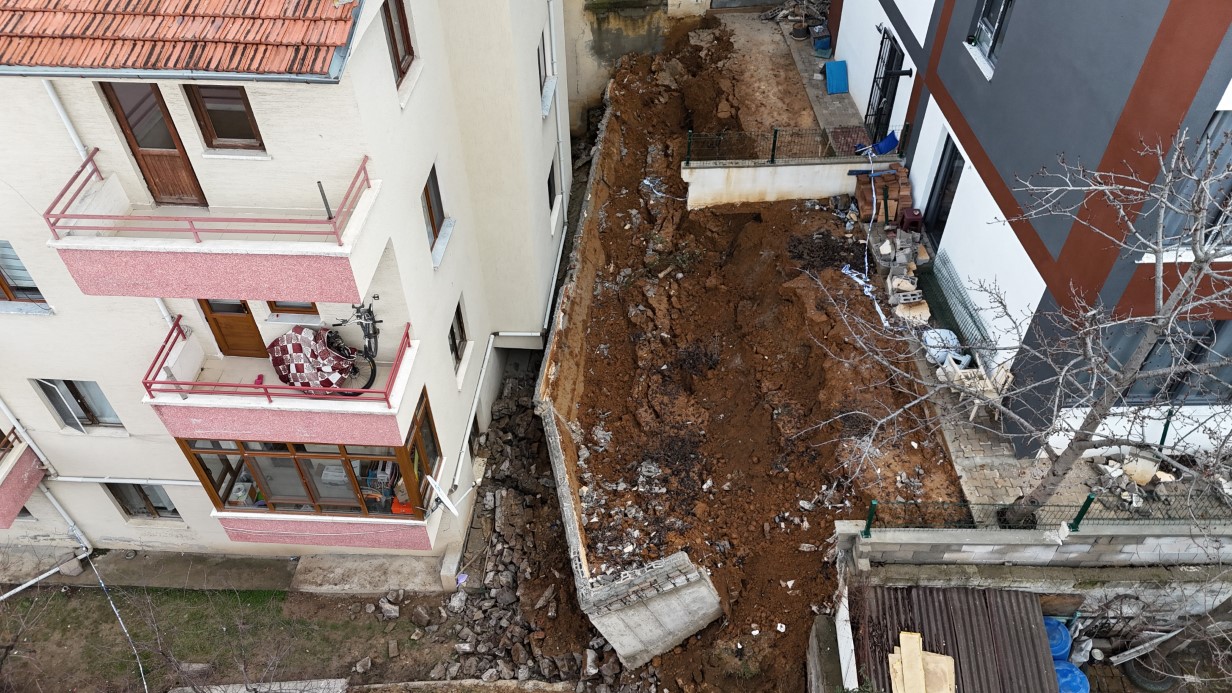 Ankara Gölbaşı’nda İstinat Duvarı Çöktü, 5 Apartman Tahliye Edildi