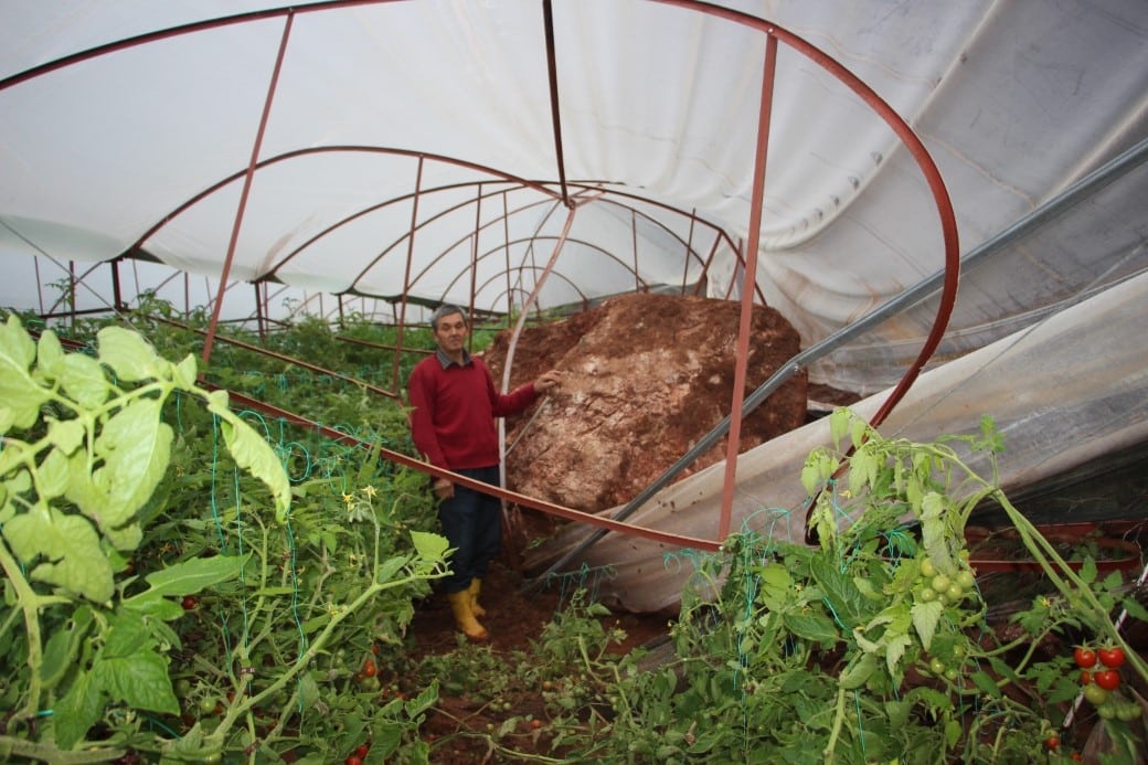 Antalya Kumluca’da Heyelan Zararı: Evler ve Seralar Tehlike Altında