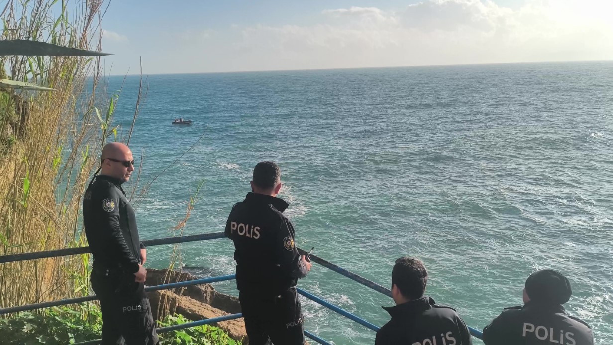 Antalya’da Denizde Mahsur Kalan İki Kişi Kurtarıldı