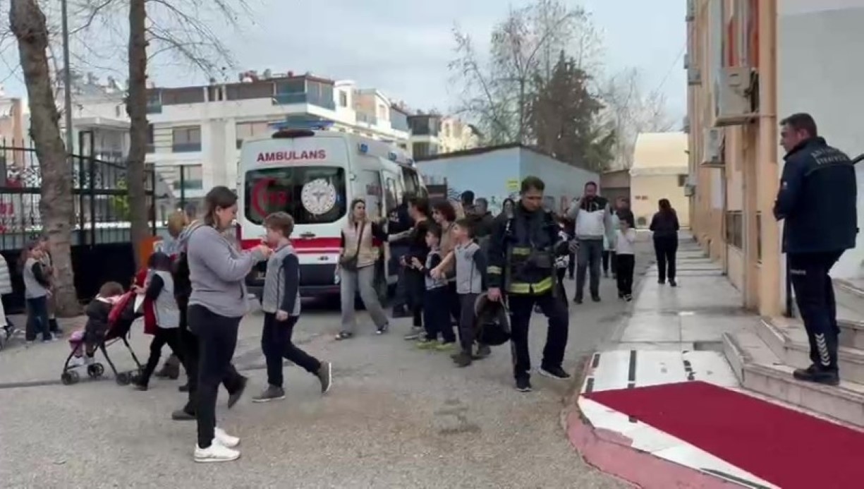 Antalya’daki İlkokulda Yangın Paniği: Öğrenciler Güvenli Bir Şekilde Tahliye Edildi