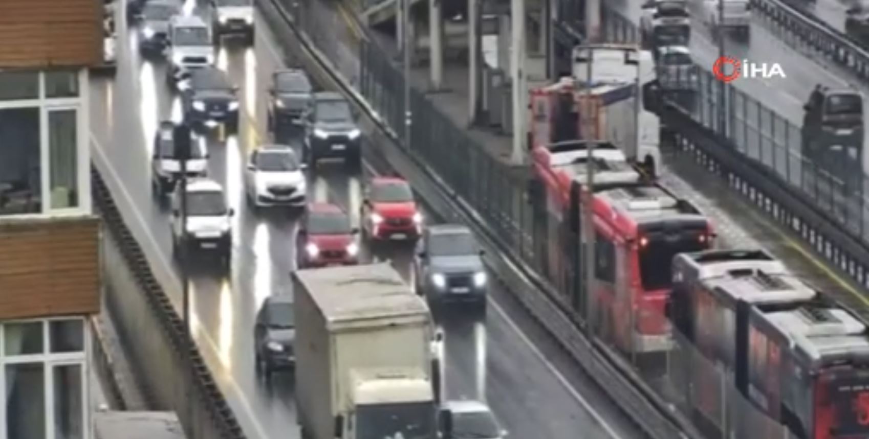 Avcılar’da Metrobüs Kazası: 4 Kişi Yaralandı