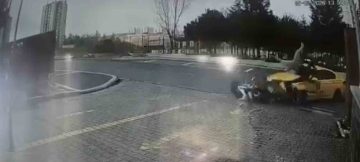 Başakşehir’de Motosiklet ve Taksi Çarpıştı: 1 Yaralı