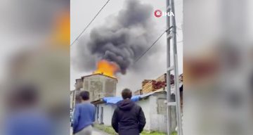 Başakşehir’de Üç Katlı Binanın Çatısı Alevlere Teslim Oldu