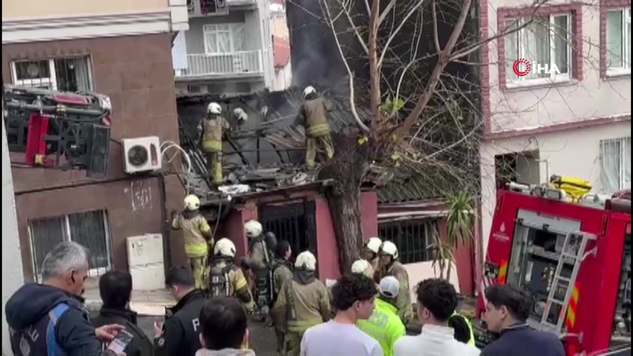 Beyoğlu’nda Gecekondu Yangını: İki Kişi Dumandan Etkilendi