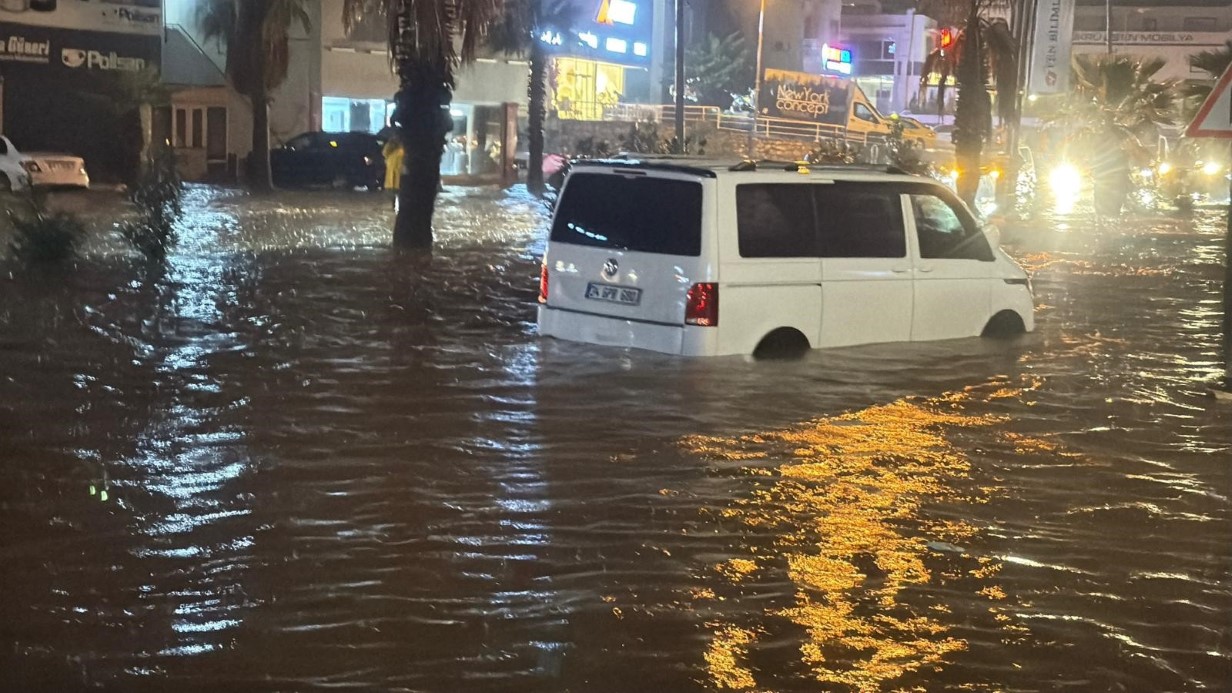 Bodrum Sağanak Yağışın Etkisi Altında: Yollar Sular Altında, Evlerde Su Baskınları Yaşandı