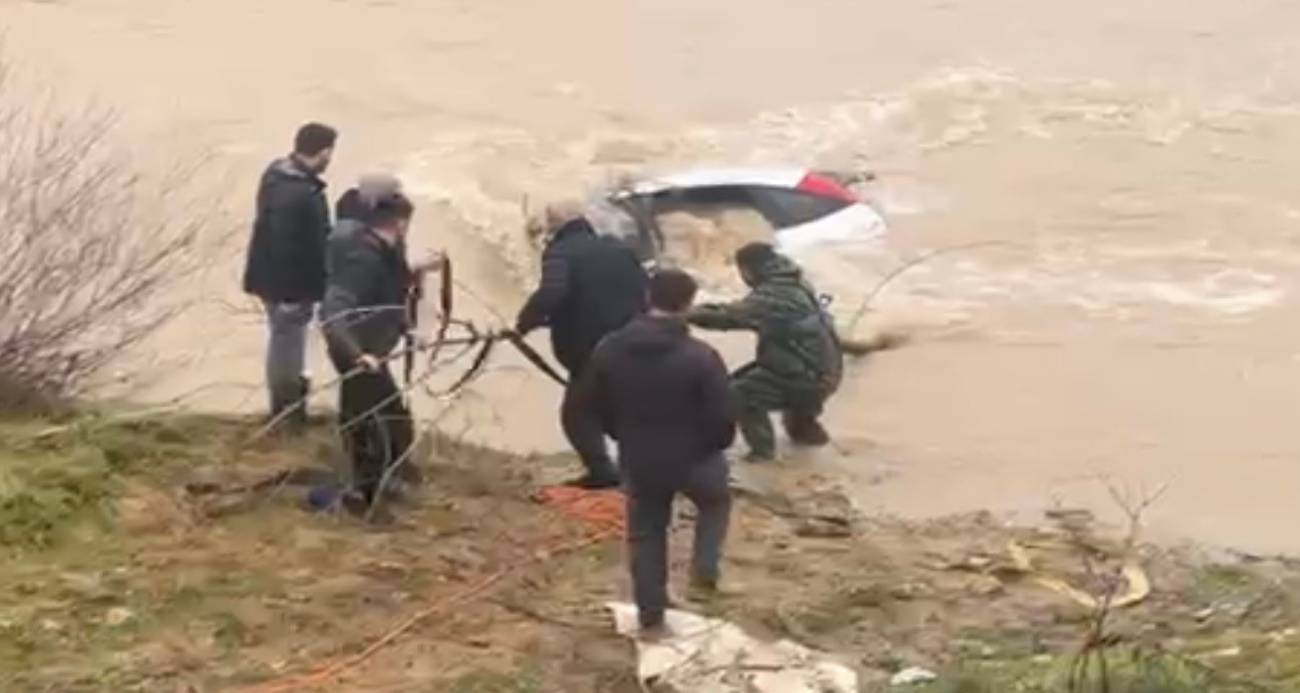 Bolu’da Dereye Yuvarlanan Otomobil İçin Vatandaşlar Seferber Oldu