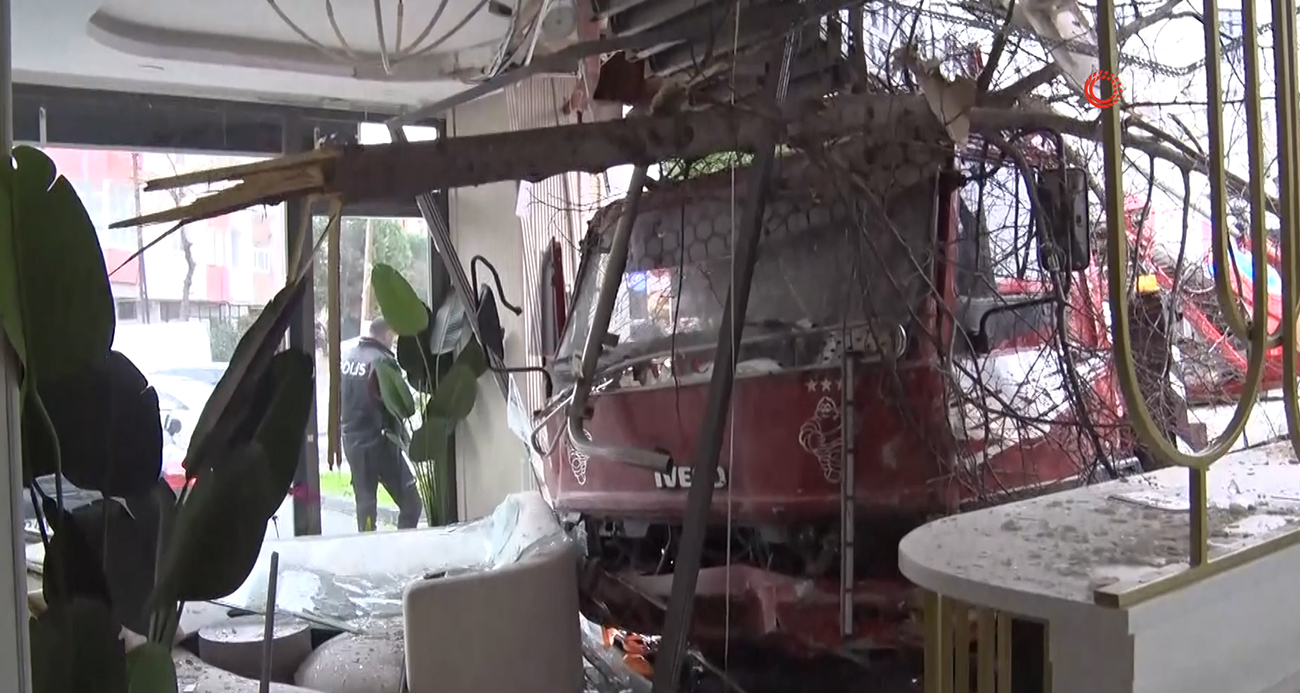 Büyükçekmece’de Kontrolden Çıkan Sepetli Vinç, Diş Hekimliği Polikliniğine Girdi: 2 Yaralı