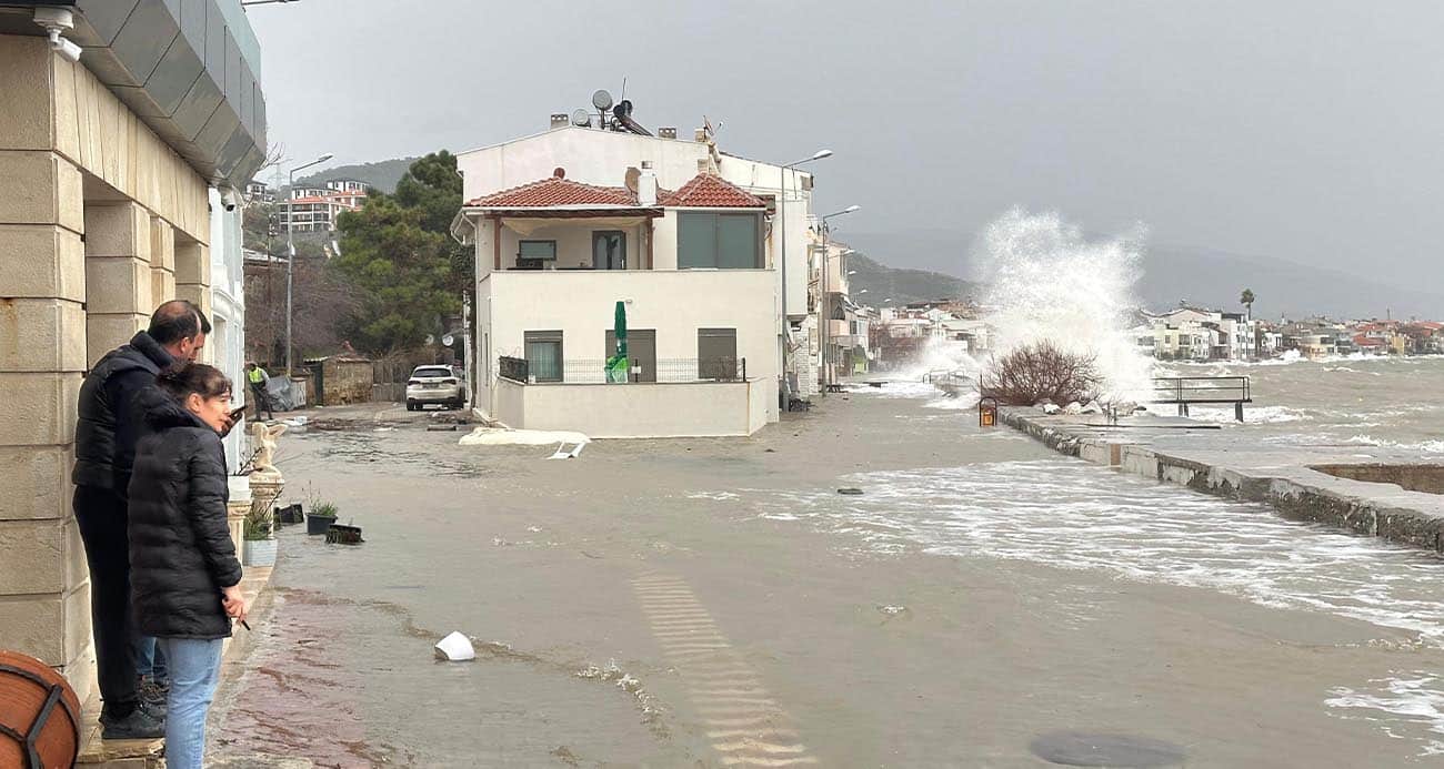 Çanakkale Ayvacık’ta Fırtına Denizi Kara ile Buluşturdu