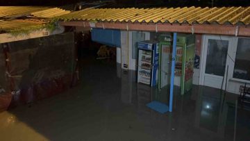 Çanakkale’de Sarıçay Nehri Taştı: İş Yerleri ve Duraklar Su Altında