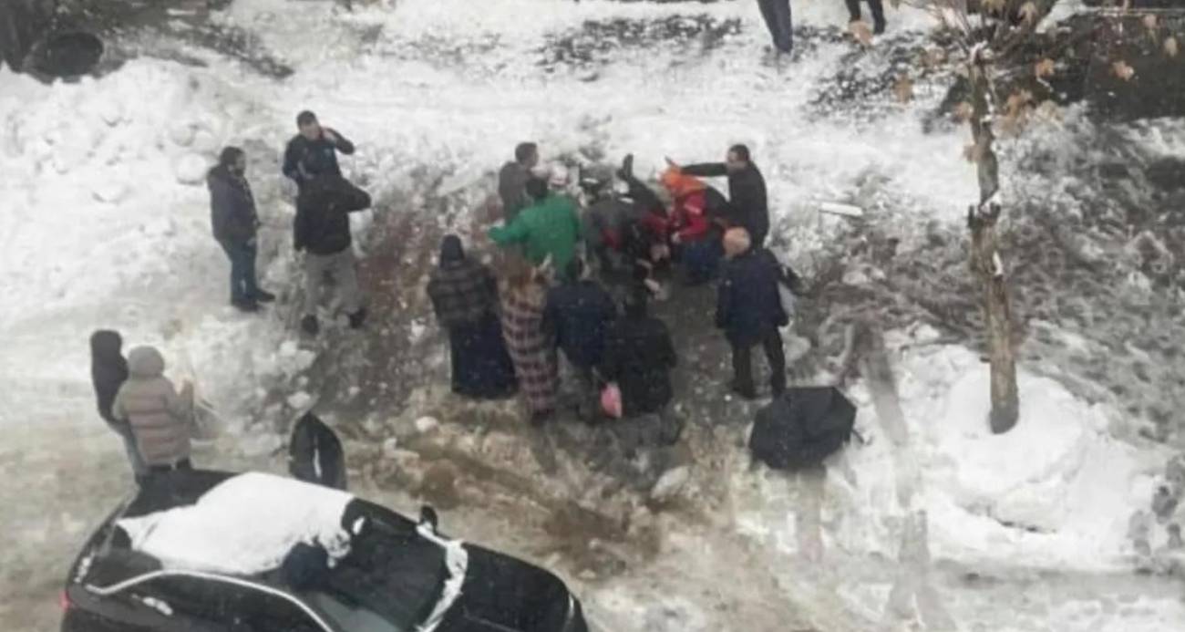 Çatıdan Düşen Kar Kütlesi Bir Can Aldı