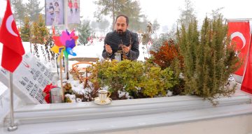 Depremde Ailesini Kaybeden Baba Her Gün Mezar Başında