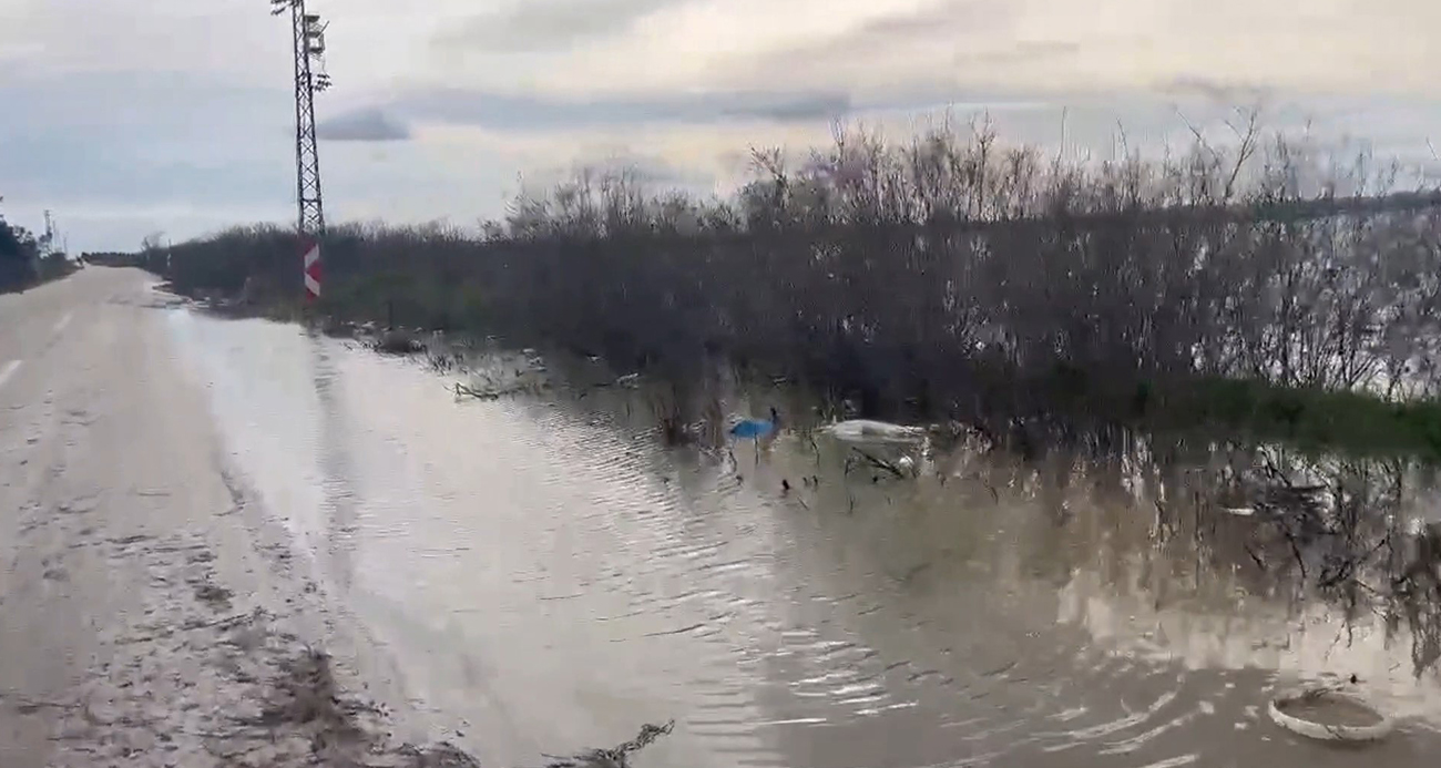 Edirne Meriç’te Nehir Taşkını: Karayolu Sular Altında Kaldı
