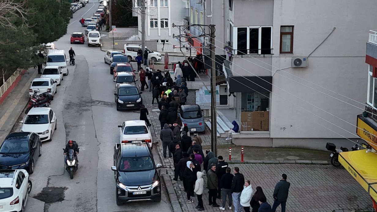 Edirne’de Ramazan Coşkusu: Fırın Önlerinde Pide Kuyruğu