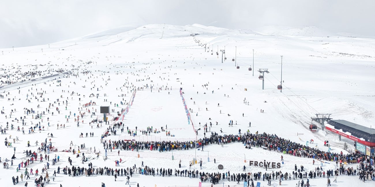 Erciyes Kayak Merkezi Hafta Sonu Yoğunluğuyla Dikkat Çekti