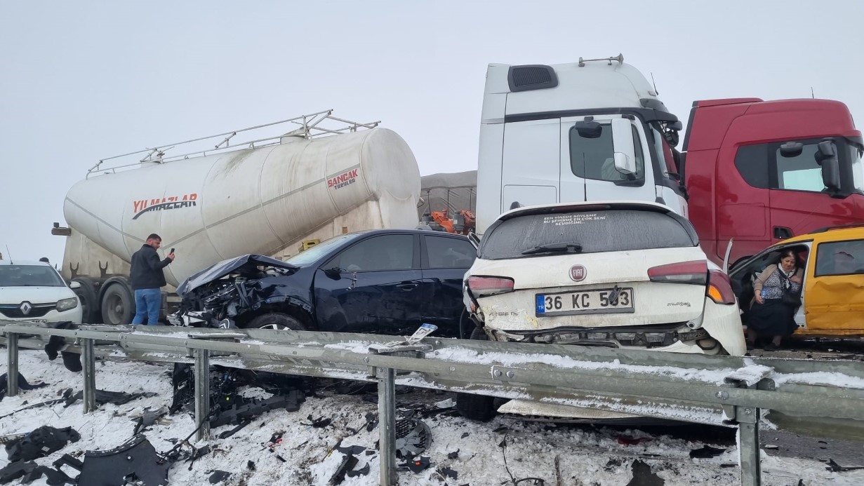 Erzurum Aşkale’de Yoğun Sis Altında Zincirleme Trafik Kazası: 8 Kişi Ağır Yaralı