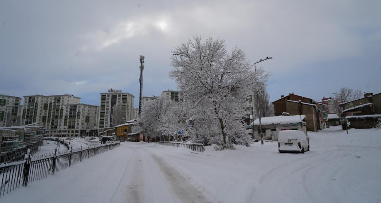 Erzurum’da Kar Yağışı Hayatı Felç Etti: 775 Köy Yolu Kapandı