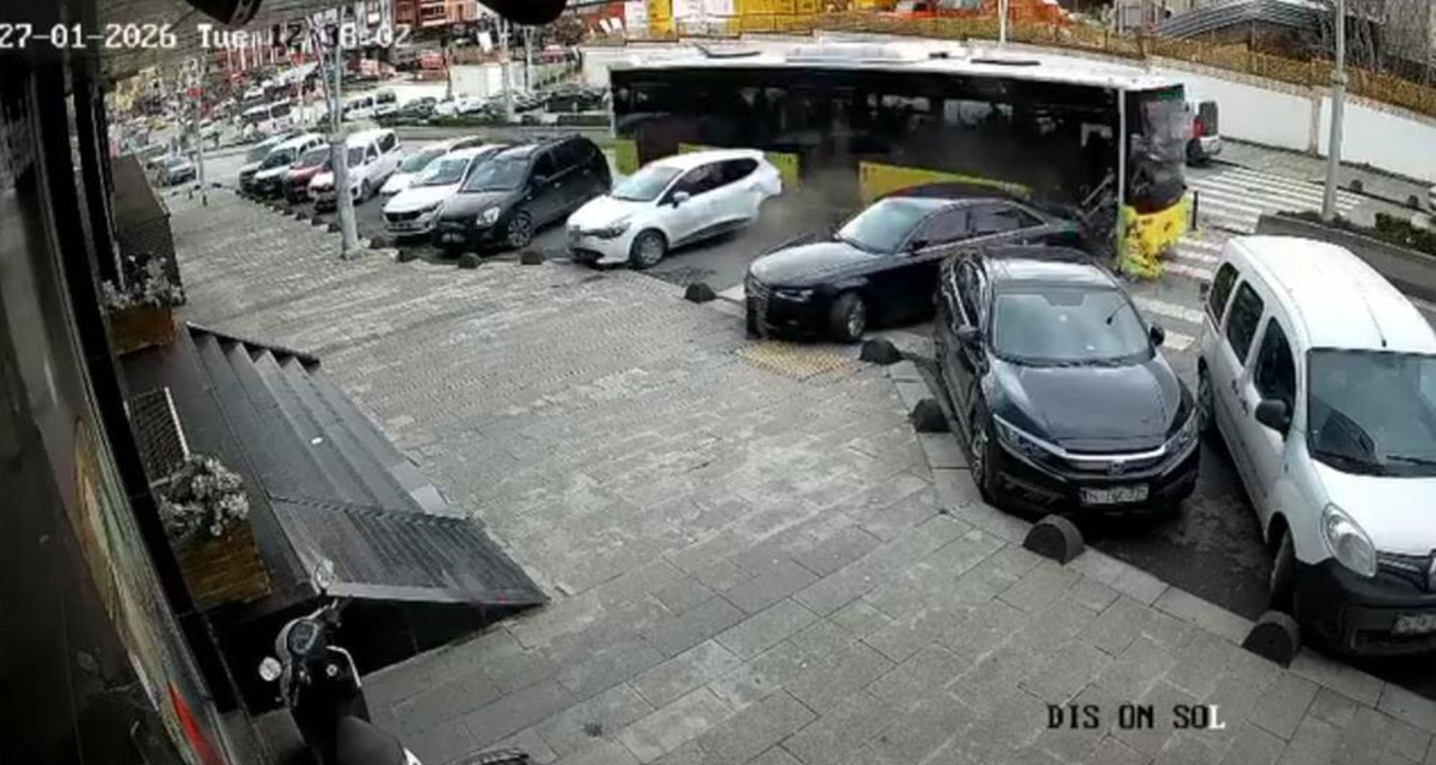 Esenler’de Park Halindeki Araçlara İETT Otobüsü Çarptı