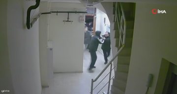 Esenyurt’ta Bir Kişi, Genç Grubun Saldırısını Apartmana Sığınarak Atlattı