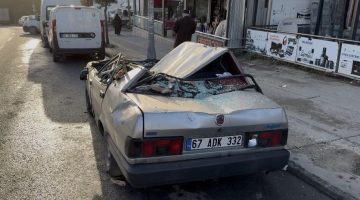 Esenyurt’ta Fırtına Çatıları Uçurdu: İki Araç Hasar Gördü