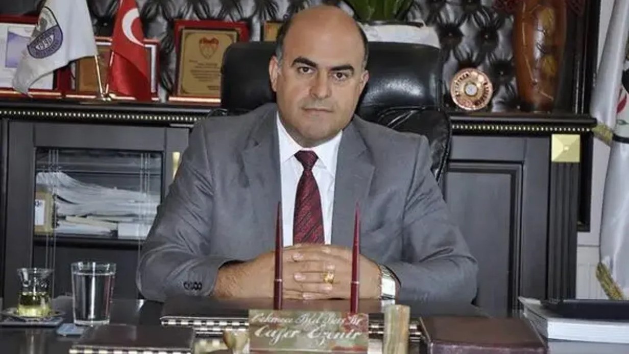 Eski Belde Belediye Başkanı Oğlu Tarafından Baltayla Öldürüldü