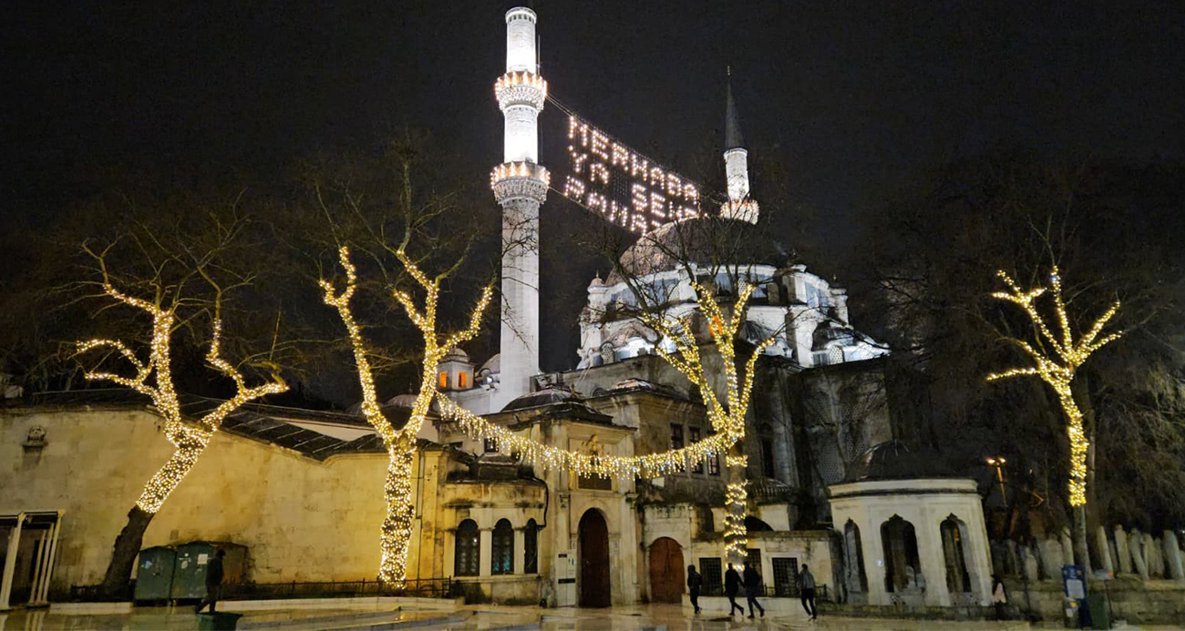Eyüpsultan ve Valide-i Cedid Camilerinde Ramazan Ayının İlk Teravih Namazı Kılındı