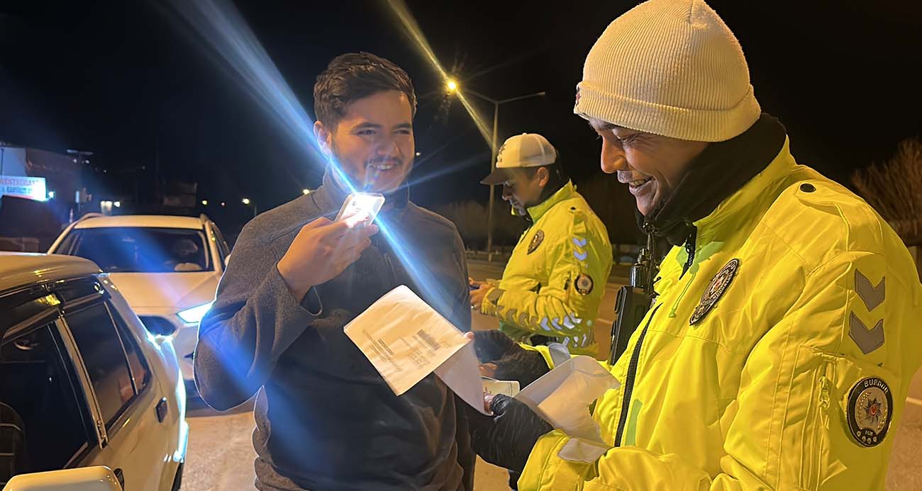 Genç Sürücü Ehliyetini Polislerle Birlikte Açtı