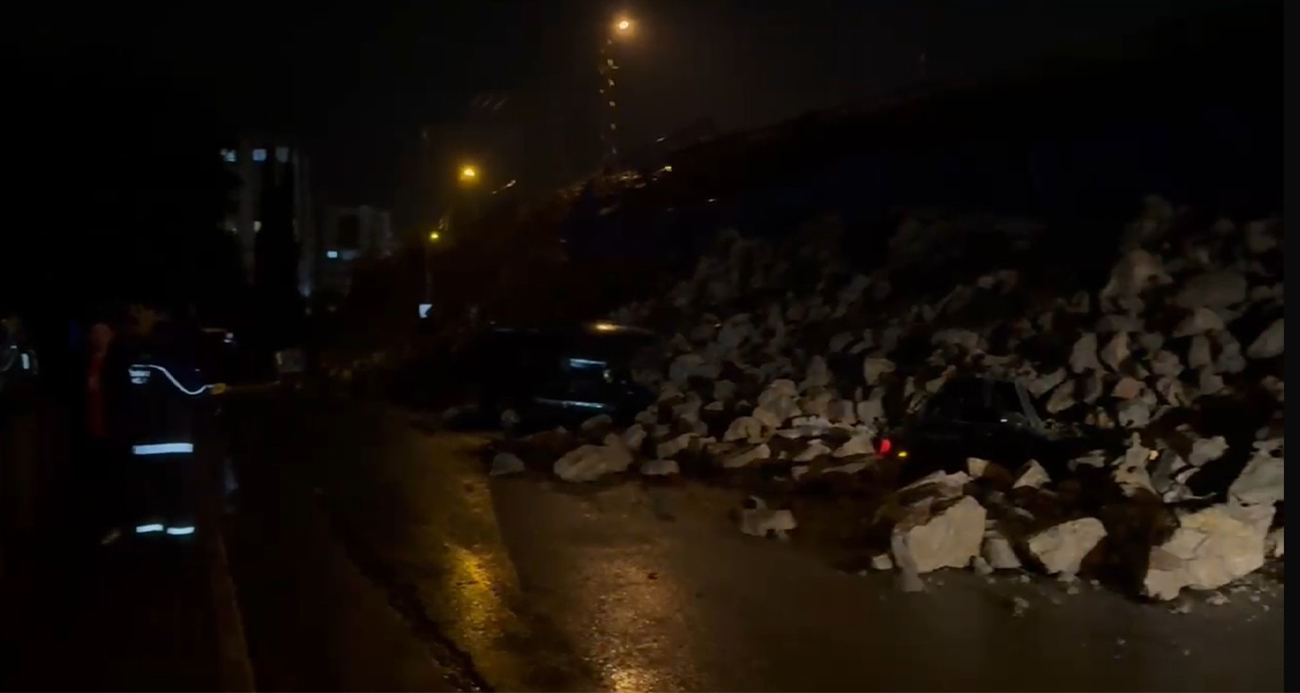 Hatay’da İstinat Duvarı Çökmesi: Araçlar Enkaz Altında