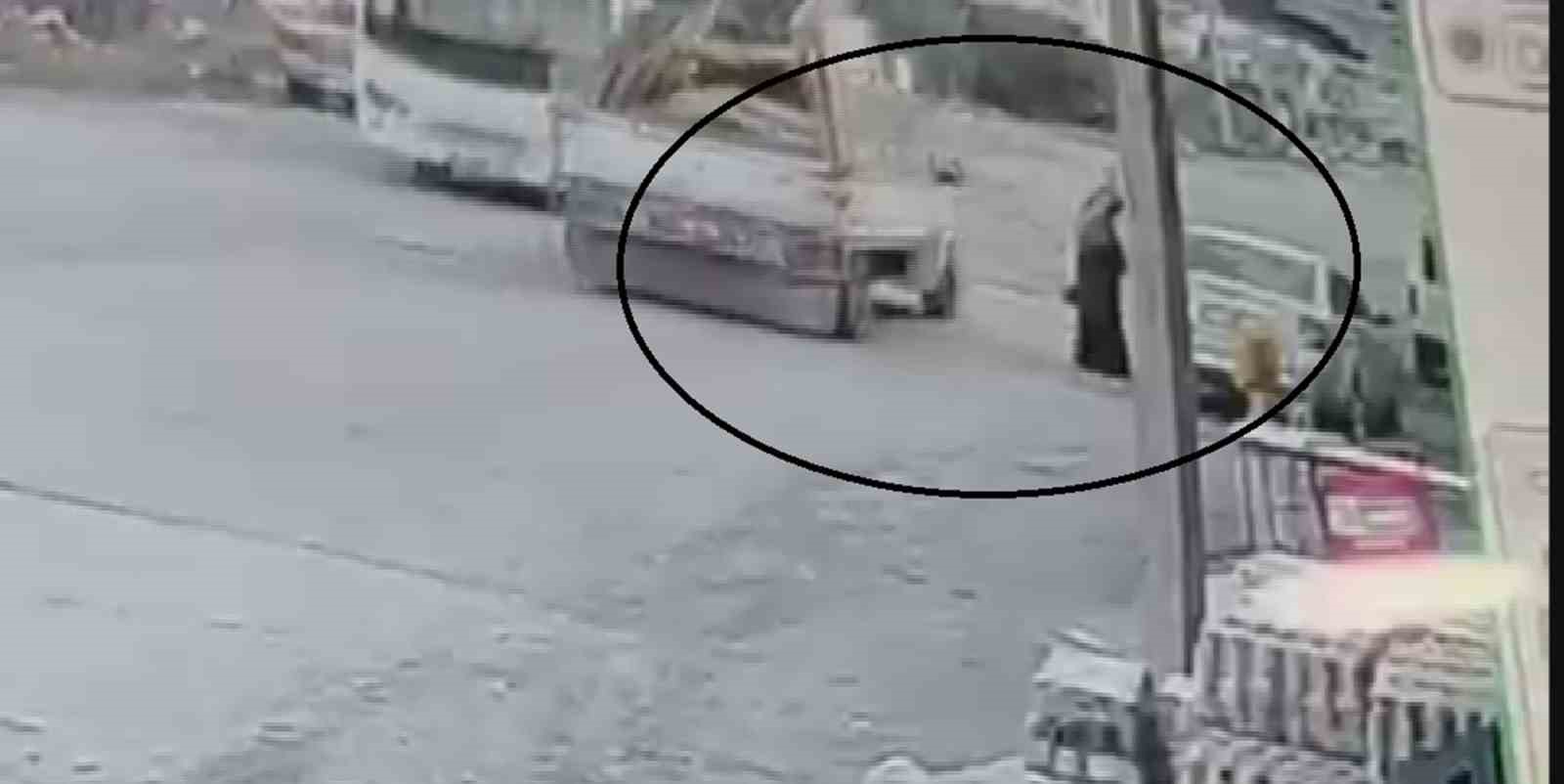 Hatay’da Seyir Halindeki Aracın Kapağı Yayaya Çarptı