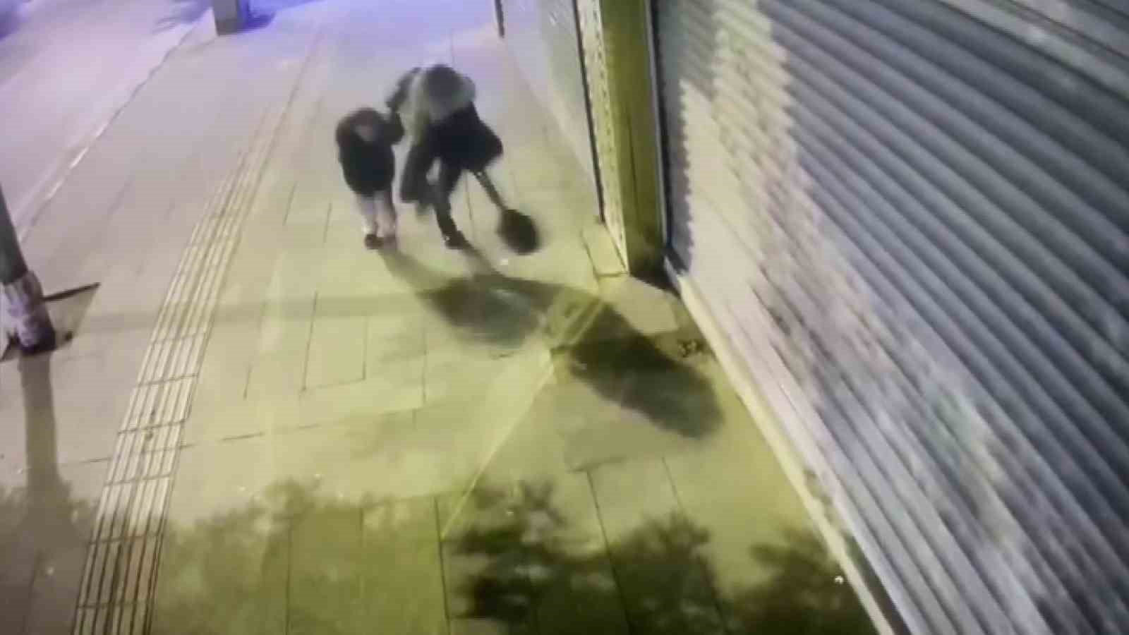 Hatay’da Yıkım Sırasında Çöken Bina: Anne ve Kızının Dramatik Kaçışı Kamerada