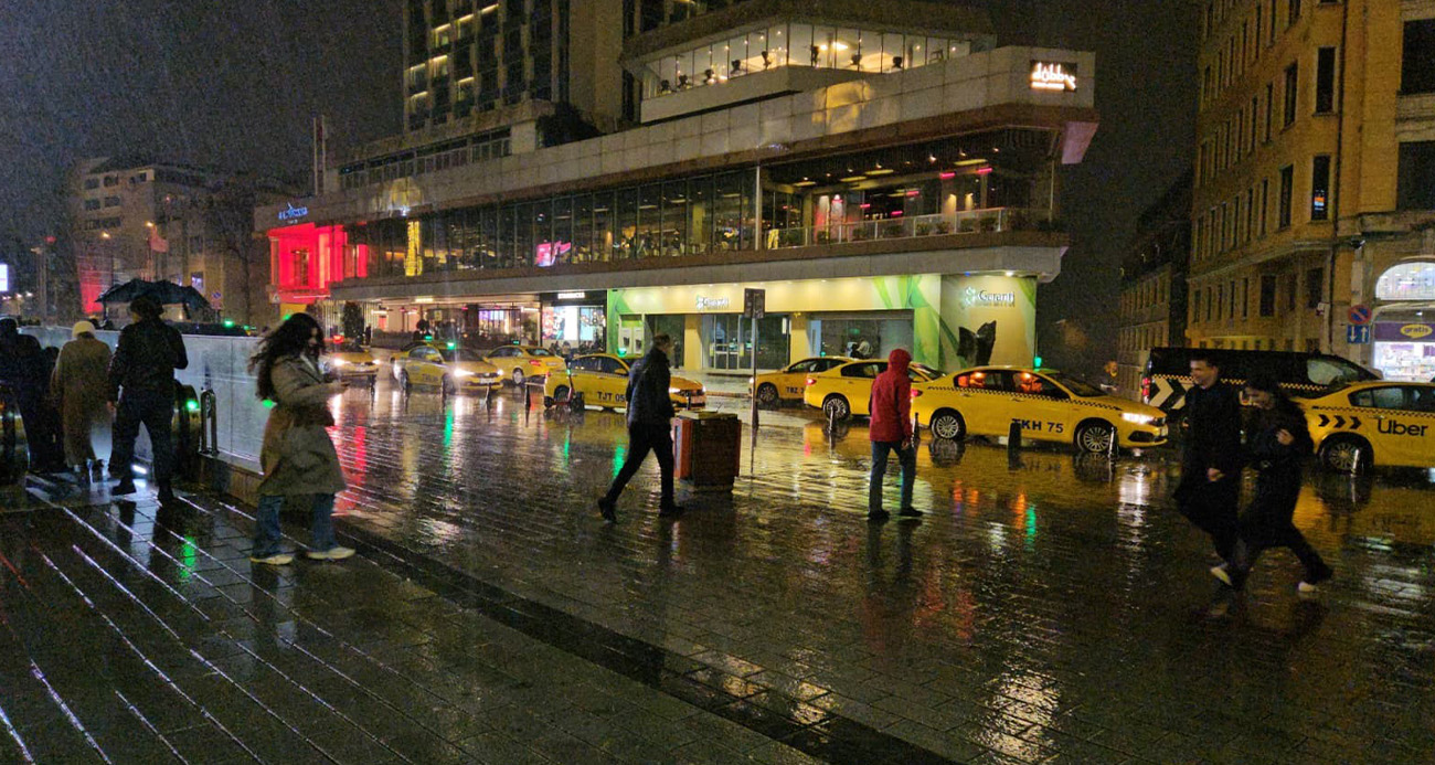 İstanbul’da Beklenen Sağanak Yağış Hayatı Olumsuz Etkiledi
