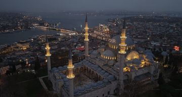 İstanbul’da Ramazan Coşkusu: Geleneksel Mahyalar Işıldadı