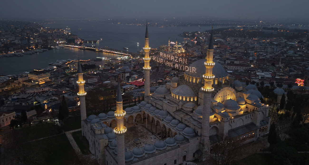 İstanbul’da Ramazan Coşkusu: Geleneksel Mahyalar Işıldadı