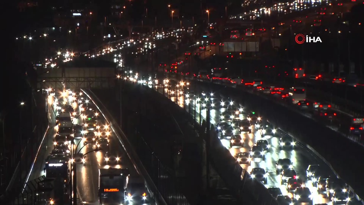 İstanbul’da Yağışla Tetiklenen Trafik Yoğunluğu Yüzde 90’a Ulaştı