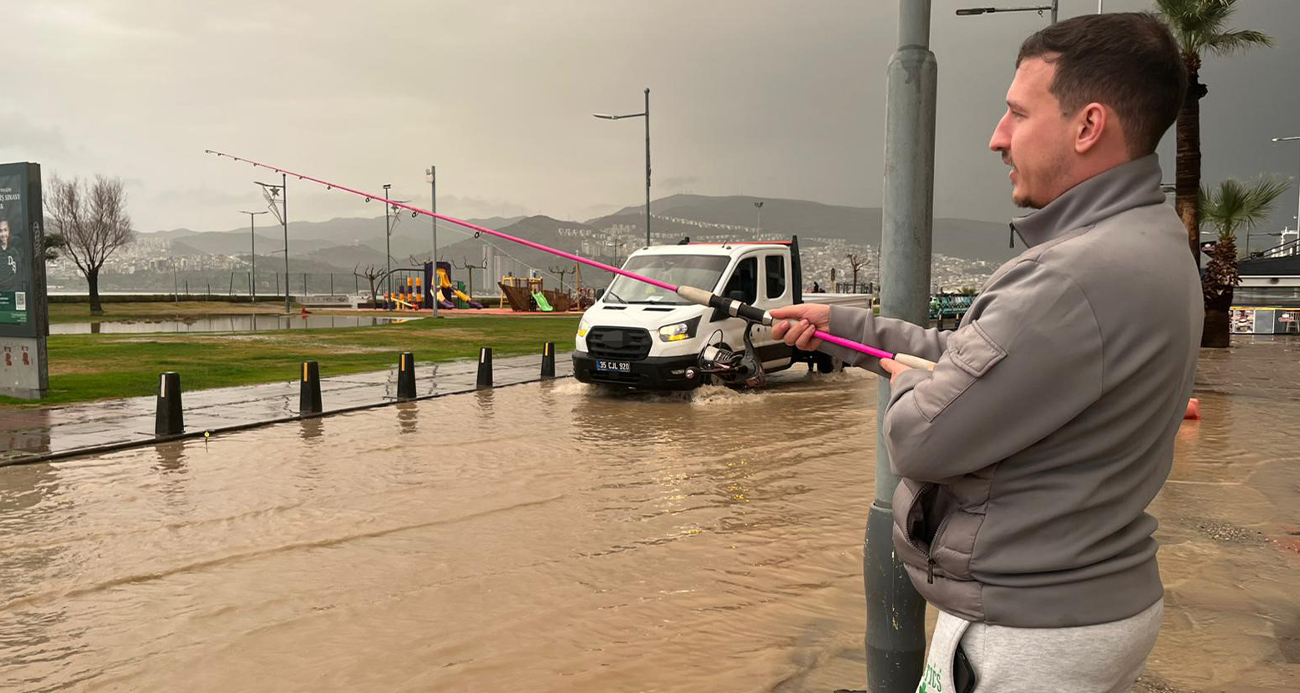 İzmir Alsancak’ta Yağmur Suları Hayatı Felç Etti