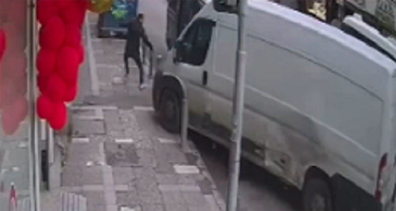 İzmir Buca’da Minibüs Dehşeti: Kaldırımda Yürüyen Yayaya Çarptı