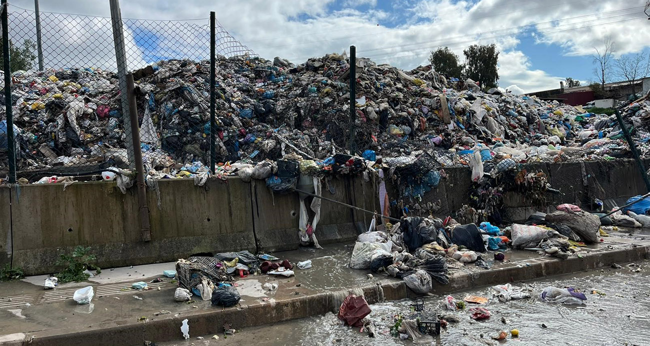 İzmir Buca’da Yağış Sonrası Çöp Sorunu Devam Ediyor