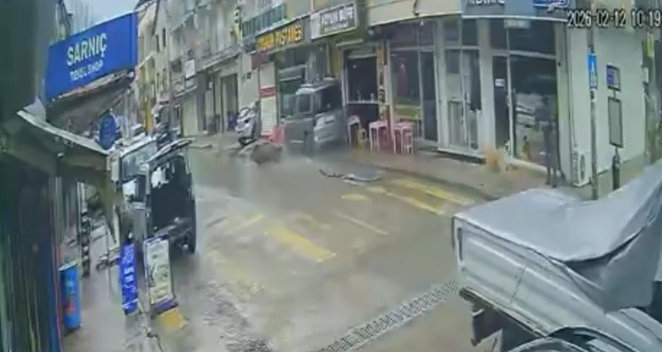 İzmir’de Kontrolden Çıkan Araç Çevreye Zarar Verdi