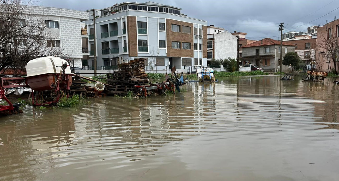 İzmir’de Şiddetli Yağışlar Hayatı Felç Etti: Dere Taşması ve Su Baskınları Vatandaşları Mağdur Etti