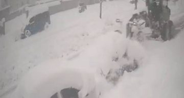 Karla Kaplı Otomobile Kar Küreme Aracı Çarptı