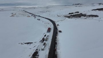 Kars Çıldır Gölü’nde Buz Şenliği Yoğunluğu