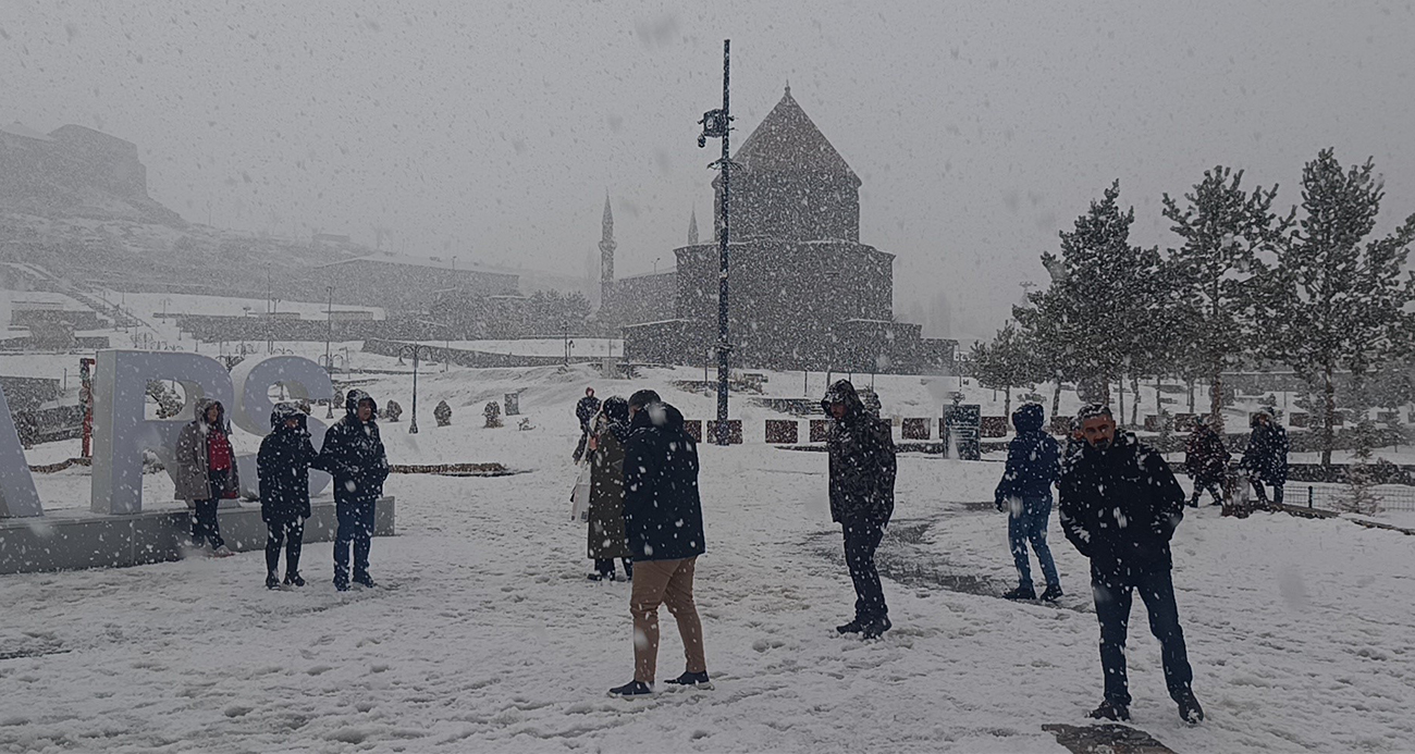 Kars’ta Beklenen Kar Yağışı Başladı: Şehir Beyaza Büründü