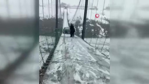Kars’ta Buz Tutan Asma Köprüde Tehlikeli Anlar: Kayan Otomobil Askıda Kaldı