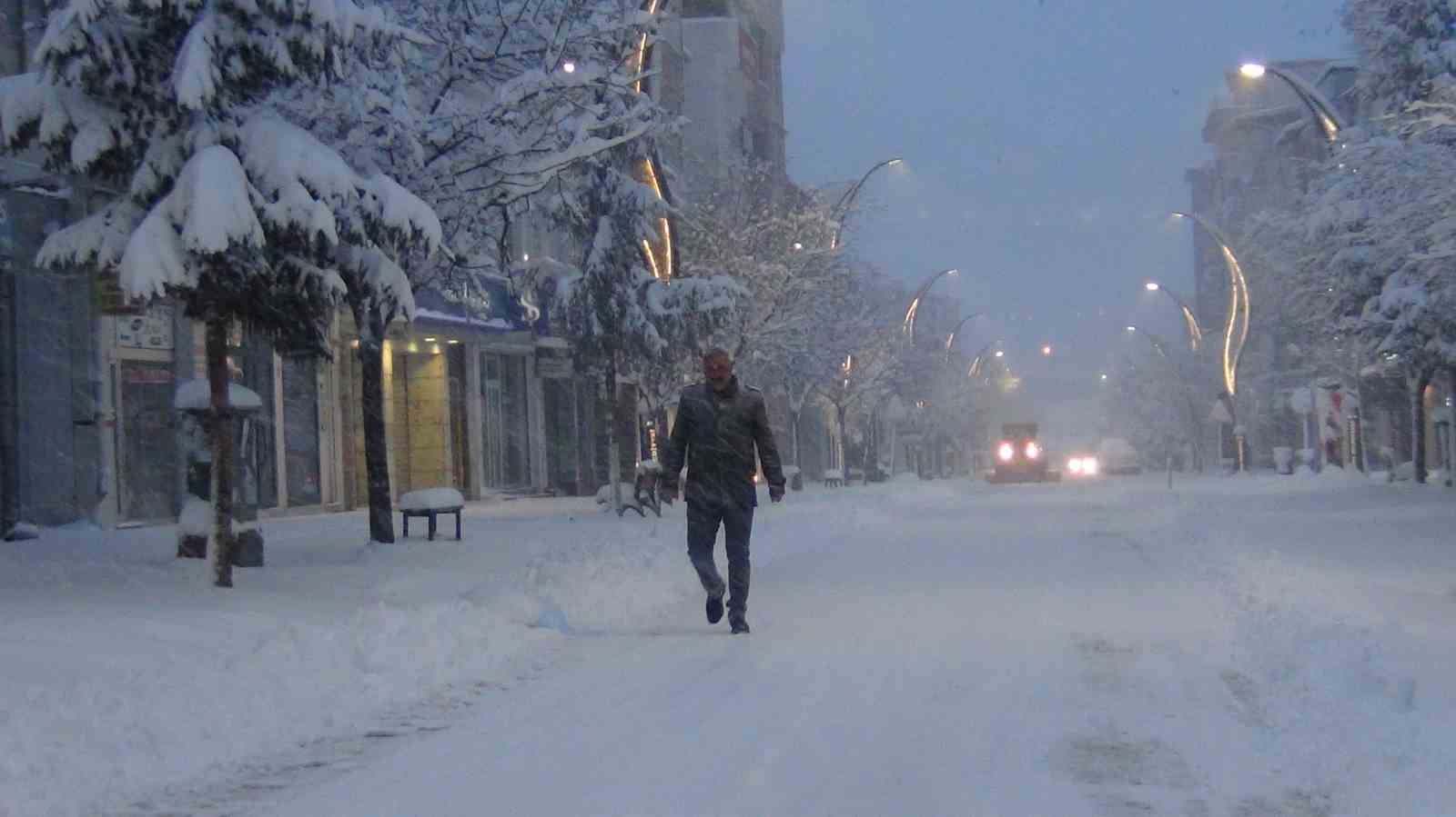 Kars’ta Yoğun Kar Yağışı Eğitimi Dondurdu