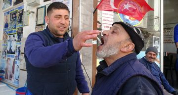 Kilis’te Hamsi Bereketi: Vatandaşlar Balığın Tazeliğini Çiğ Çiğ Test Etti