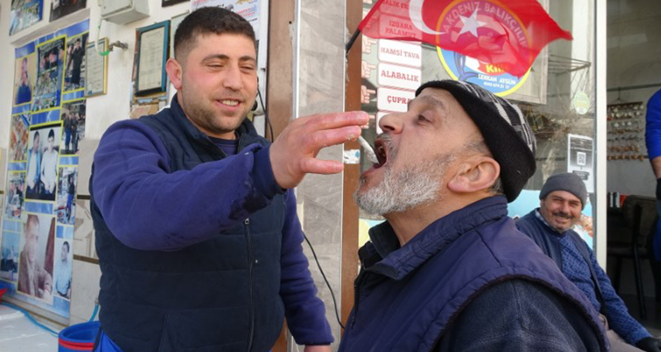 Kilis’te Hamsi Bereketi: Vatandaşlar Balığın Tazeliğini Çiğ Çiğ Test Etti