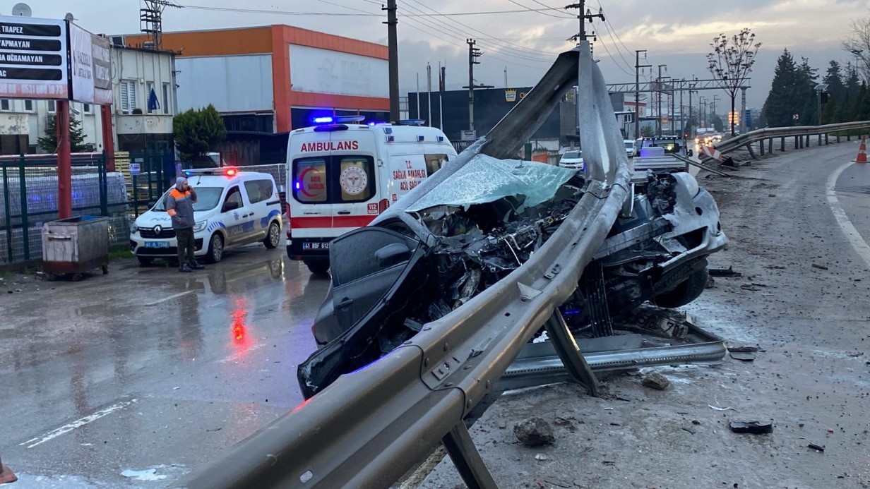 Kocaeli’de Yağışlı Havada Otomobil Bariyerlere Saplandı