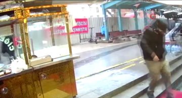 Küçükçekmece’de Kontrolsüz Yıkım Telaşı: Bina Diğerine Çarptı