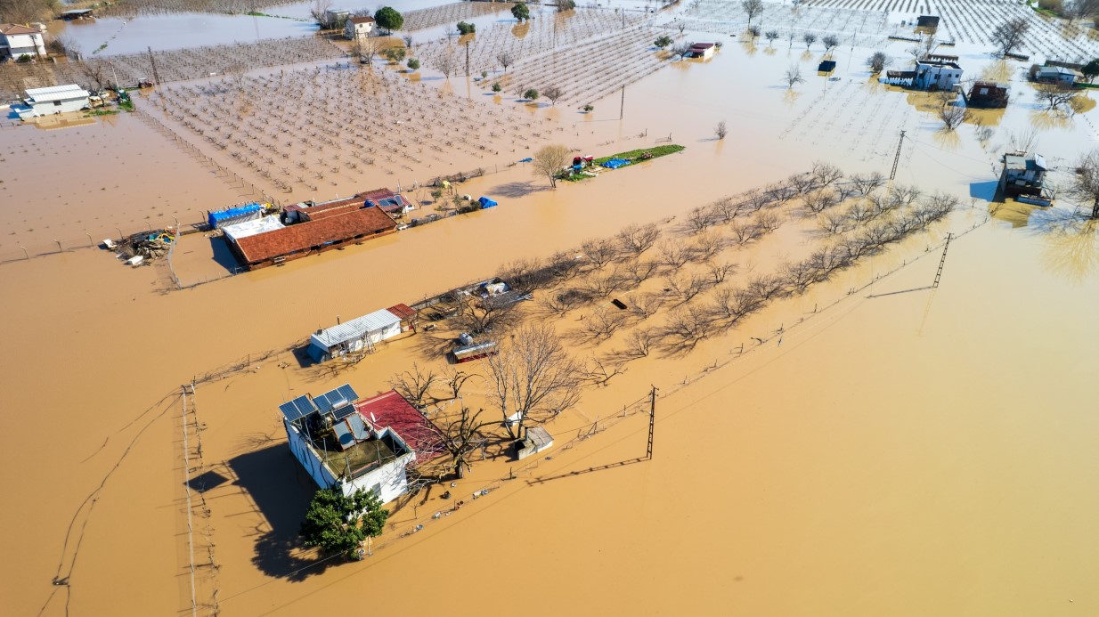 Manisa’da Gediz Nehri Taştı: Köprüler Tehlike Altında